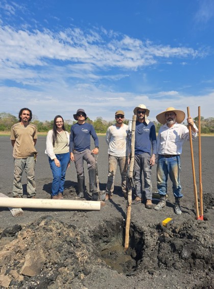 Equipe de pesquisadores junto a um dos sítios instalados
