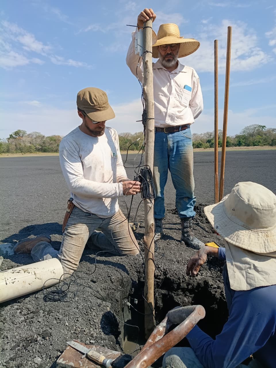 Instalação dos sensores termo-hídricos em campo no Pantanal