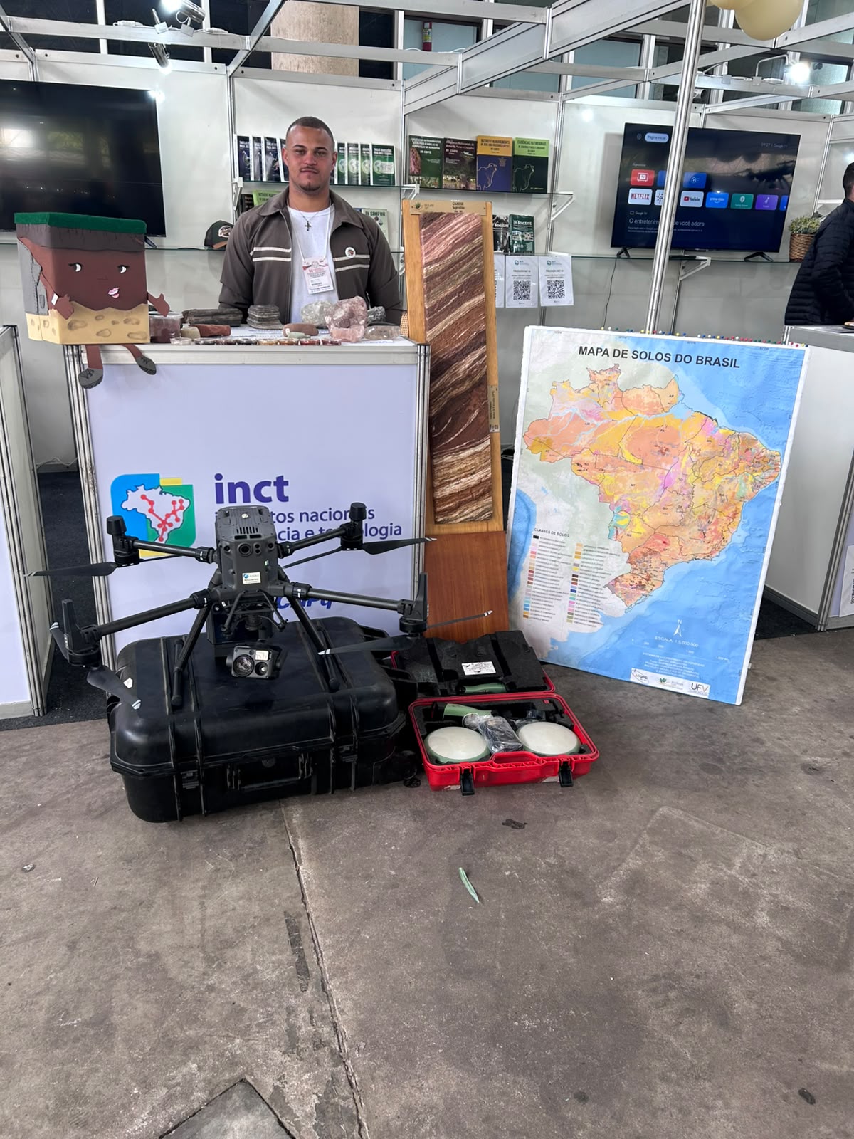 Drone Matrice 350 e receptores GNSS usados pelo INCT Solos no mapeamento de solos