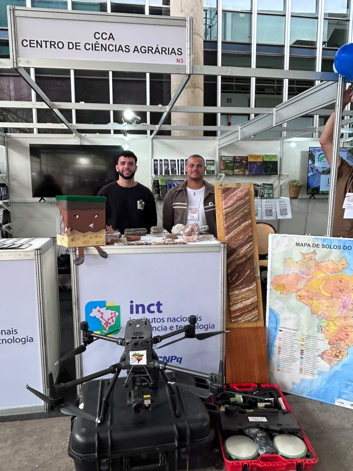 Equipe do INCT Solos no stand da Semana do Fazendeiro