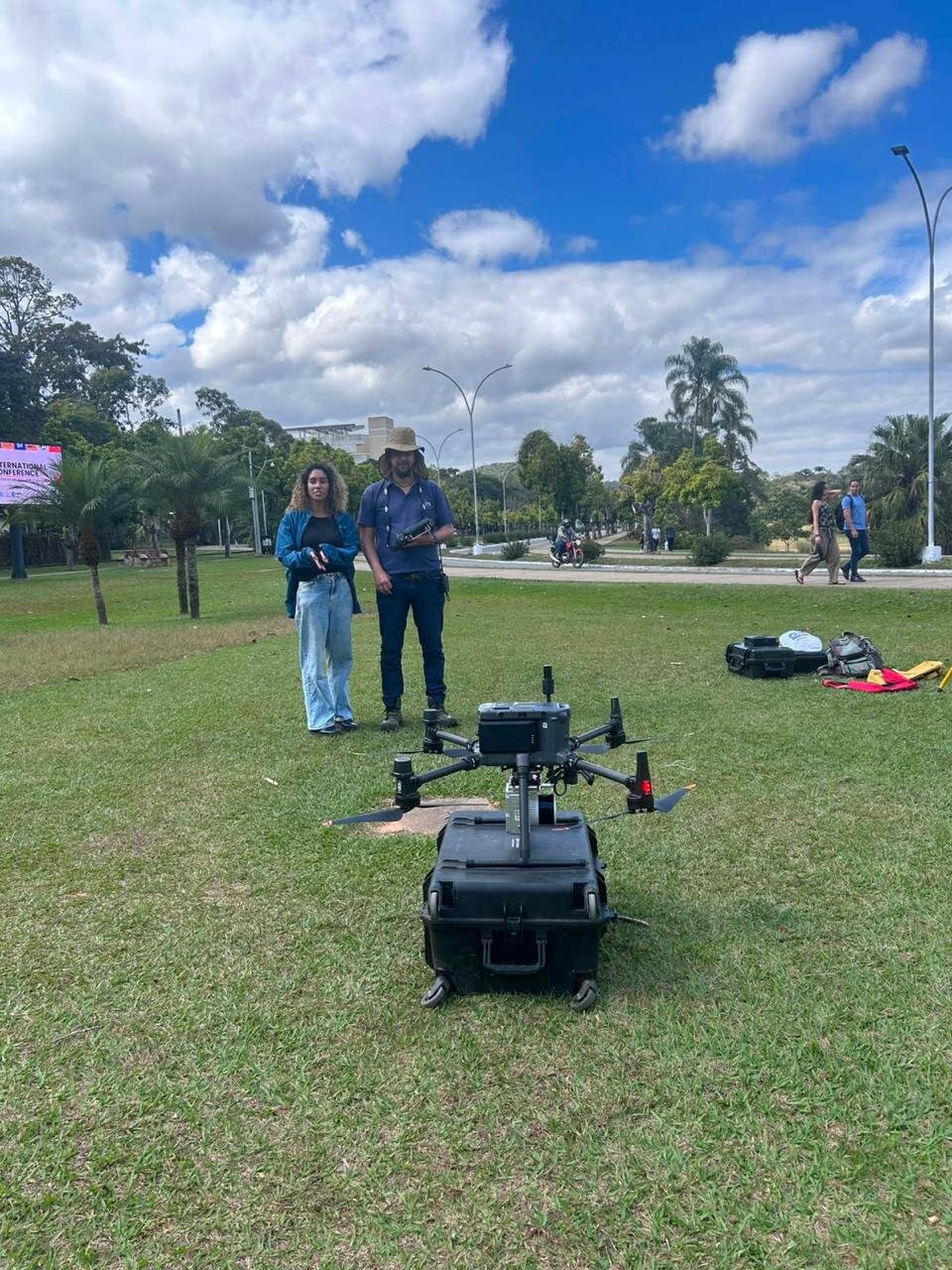 Parte da equipe do levantamento ao lado do drone Matrice 350 com o sensor LIDAR acoplado, no campus da UFV
